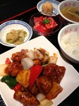 御飯・スープ・トマトサラダ・漬物・胡麻団子・ドリンク付