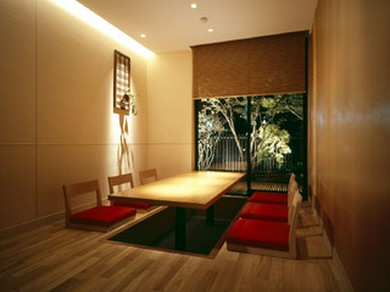 少人数からご宴会まで使える、最大90名様のお席をご用意