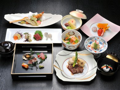 洗練された個室空間で、旬の幸をあつらえたコースをご堪能下さい