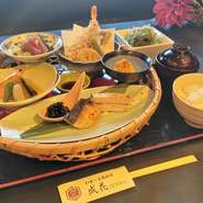 赤城山酒粕を使った当店オリジナル味噌酒粕漬けの魚と肉を組み合わせ彩り鮮やかな御膳です。女性に人気です。