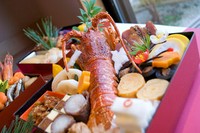 2段重の豪華なおせちになっております。
全て手作りで保存料などは使っておりませんのでお早めにお召し上がりください。

※クール便での発送も可能です