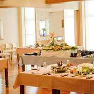 結婚式の二次会、祝事、法事、会議、研修など当店2階の宴会場なら、最大90名様までご利用いただけます。