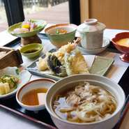 天ぷら、小煮物、刺身など和食を一通り楽しめるリーズナブルな御膳。