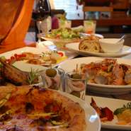 いろいろな大皿のお料理を、ご自分で取り分けながらお召し上がり頂くコース料理です。