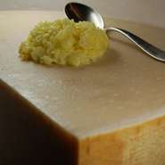 ロメオ名物！　1個40kgのチーズの塊の中でテーブルサイドで仕上げます！