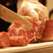 プロシュートを中心に盛り合わせます。