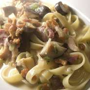 スペインの広大な、どんぐりの森の中で放牧されて育った黒豚、脂身がナッツの味!香ばしさがお口に広がる。