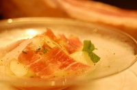 夏季限定！みずみずしい桃と旨味たっぷりの熟成生ハムのマッチングをお楽しみください！