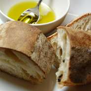 北海道産小麦を使ったライ麦入り、天然酵母も自家製、ミネラルウォーターで仕込んでいます。