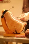 イタリア産生ハムをテーブルサイドにて切り分けます。