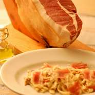 生ハムときのこにトリュフの香りのハーモニーをお楽しみ下さい！