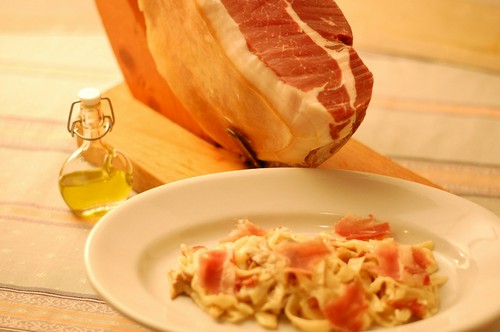 生ハムときのこのフェットチーネ　トリュフの香り