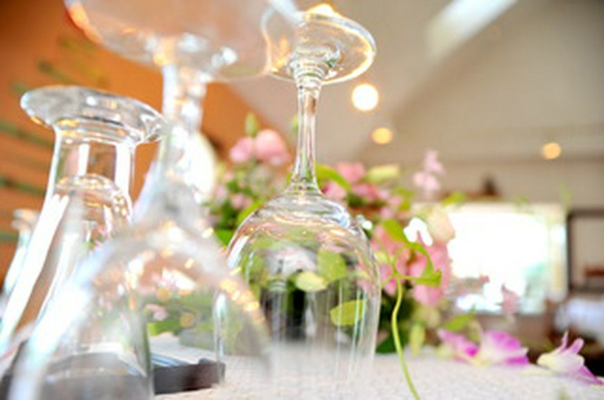 アットホームな雰囲気でのレストランウエディングのセッティング