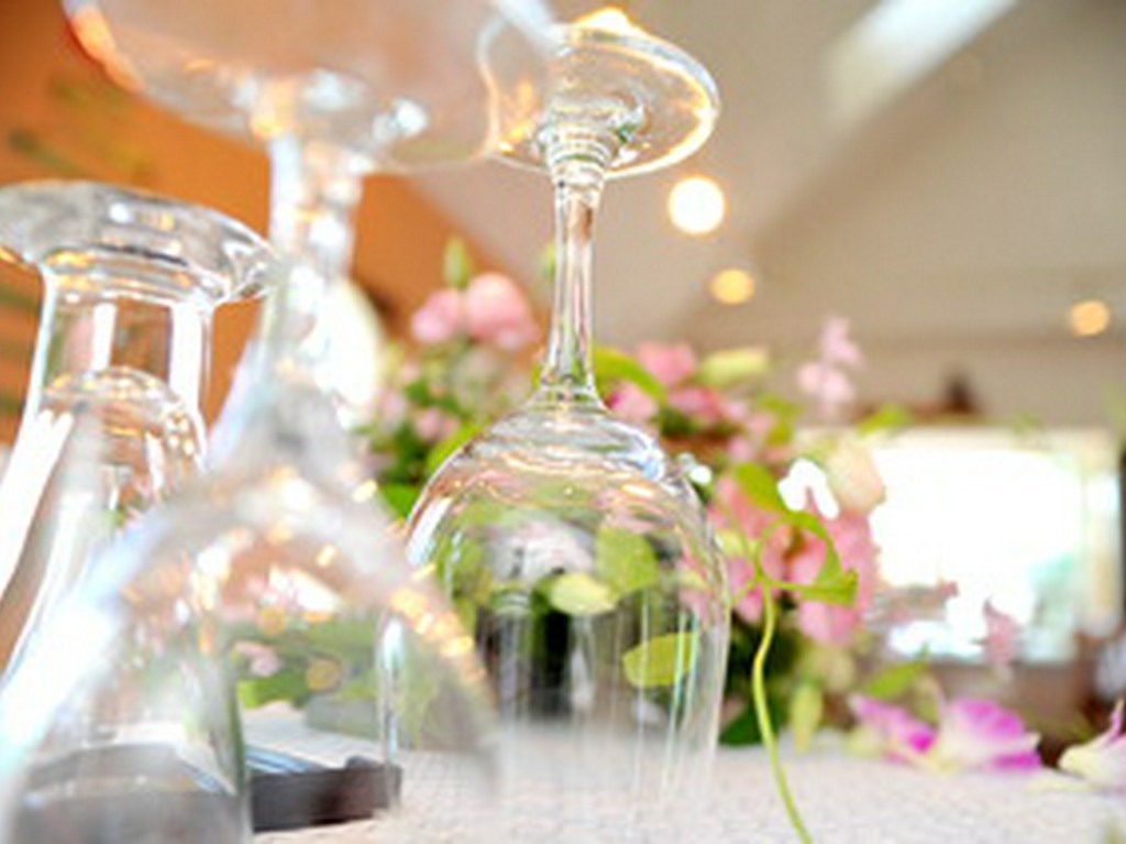 アットホームな雰囲気でのレストランウエディングのセッティング