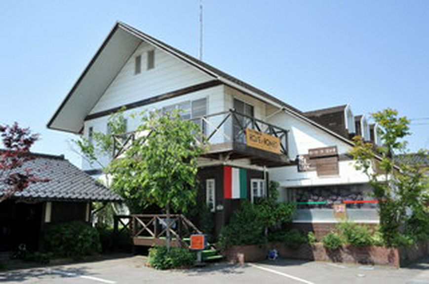 田園に山小屋風のお店