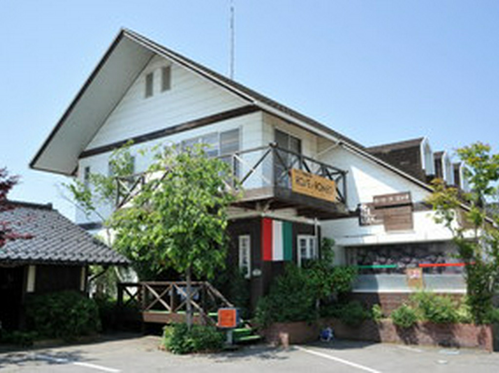 田園に山小屋風のお店