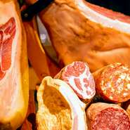 数種類の生ハムをテーブルサイドで切り分けます