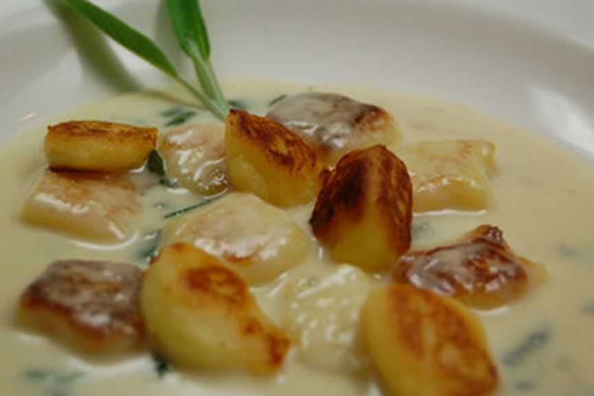 じゃがいもの焼きニョッキ ゴルゴンゾーラチーズのソース