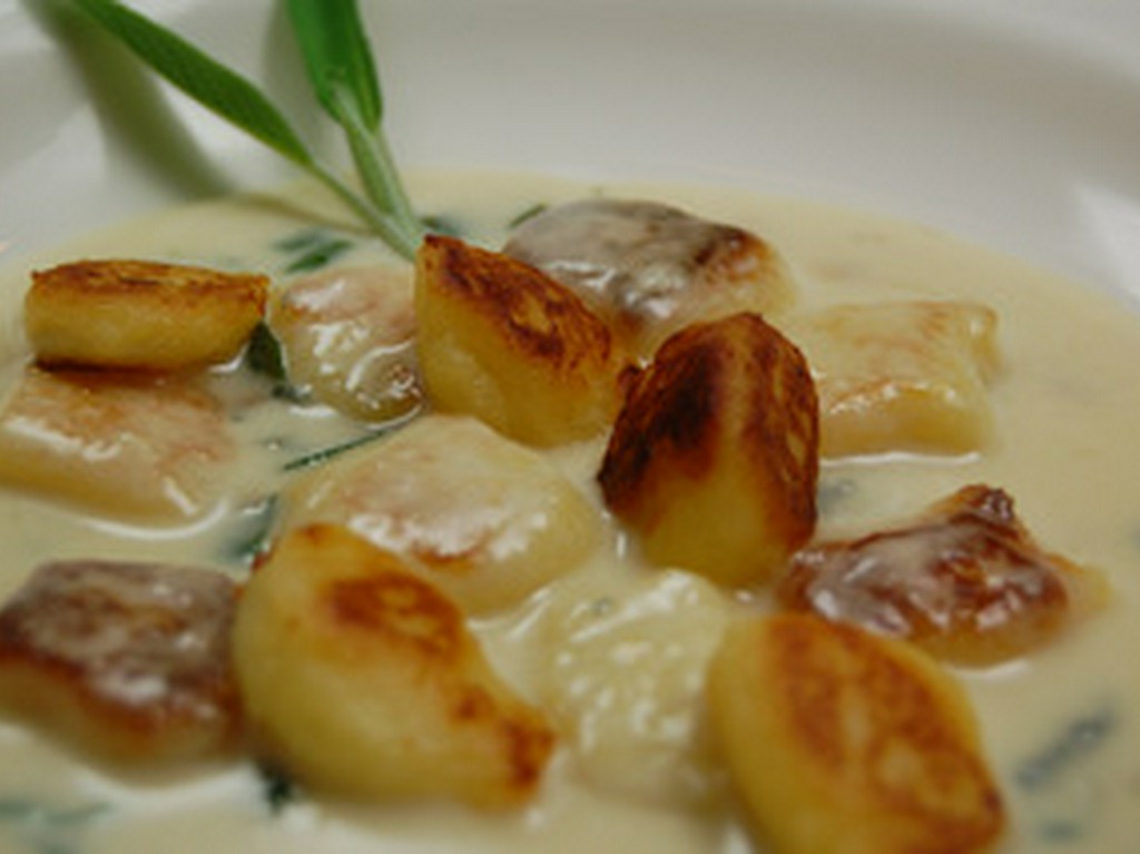 じゃがいもの焼きニョッキ　ゴルゴンゾーラチーズのソース