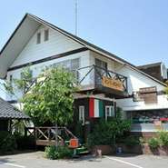 ゆったりとした時間の中で食事を楽しんで頂くために、心地良い空間づくりを心がけています。「ほっ」とするような、落ち着いたひと時をお過ごしください。