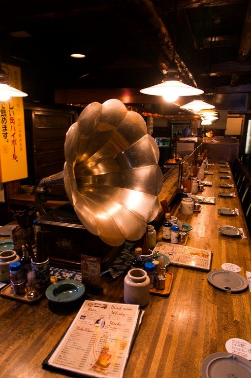 懐かしく、居心地のいい空間で食事とお酒が楽しめます