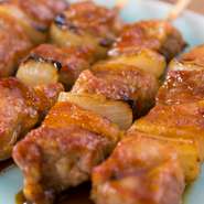 豚肉は冷凍品をいっさい使わず、北海道産の生のものにこだわっています。1串ずつ最高の焼き加減で提供できるよう、職人が炭火焼きで仕上げます。