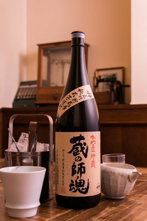 10種類ほどの地焼酎を量り売り