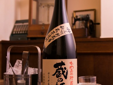 10種類ほどの地焼酎を量り売り