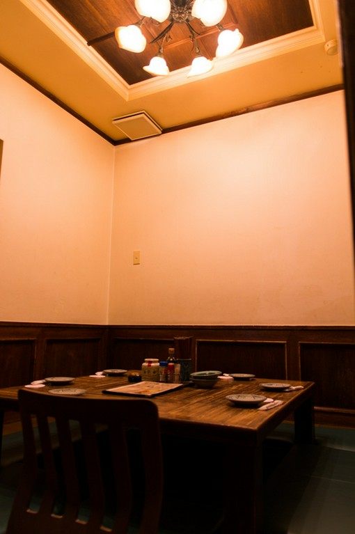 柔らかい照明が彩る店内