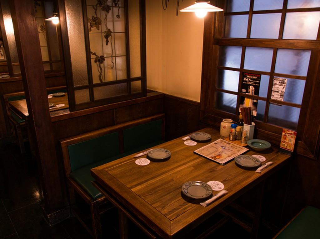 別世界のような店内でやきとりを食べつつ寛いでほしい