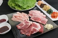【内容】豚バラ・豚ロース・豚トロ(計500ｇ)・ナムル盛り合わせ・サンチュ(20枚)・コチュジャン・サムジャン・ニンニク