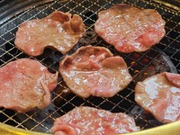 うま味をじっくり熟成させた牛タンを丁寧に一枚一枚手切り。
ボリューム感たっぷりの歯ごたえとジュワ～っとした味わいの牛タンです。
でらうま上ネギタン1,180円