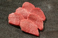 きめの細かいさしが入ったロース。
極上の赤身の味を心ゆくまでお楽しみ下さい。