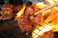 韓国産のコチュジャンをくいだおれ自家製のタレを混ぜ合わせた秘伝のタレ。
辛旨自家製ダレとホルモンの脂の甘さがなんともマリアージュ！