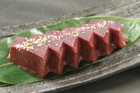 韓国産のコチュジャンをくいだおれ自家製のタレを混ぜ合わせた秘伝のタレ。
辛旨自家製ダレとホルモンの脂の甘さがなんともマリアージュ！