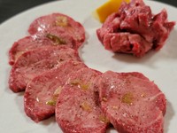 厳選された生の牛タン。
モトは牛タンの中でも最も霜降りで贅沢な一品。シャトーブリタン！
ウラはタン特有の歯ごたえを感じながら生タンの旨味を充分に味わって下さい。