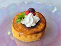 カリッと香ばしいブリュレバームに、ふんわり生クリームとベリーの甘酸っぱさがベストマッチ。シンプルだけど奥深い味わい。