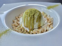 濃厚な抹茶アイスをやわらかな求肥で包み、大福仕立てに。
仕上げに黒みつと抹茶粉が、奥深い香りと甘さを引き立てます。
ひんやり、もちっとした食感をお楽しみください。