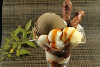 香り豊かなほうじ茶アイスにもちもちの白玉だんごと黒みつのコクをプラス。香ばしさと優しい甘さ広がる、ほっと和む一品です。