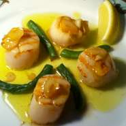 帆立貝をグリルしガーリックオイルに少々のヴィネガーをプラスしたソースで！