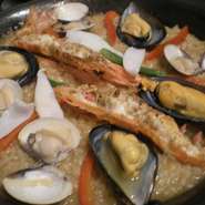 柳橋市場から仕入れた魚貝をふんだんに入れた贅沢なパエリヤ。３日前までにご予約願います。