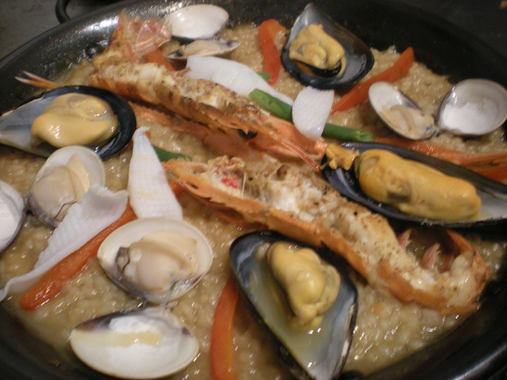 シーフードパエリヤ（要予約）