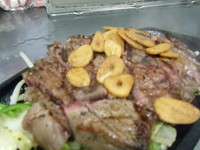 ガーリックがいい仕事します。
野菜の旨みもソースに追加されるので、ちがった味わいをお楽しみ頂けます。