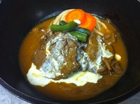 鉄鍋で出てくるので、アツアツです。とろとろに煮込まれた洋食出身のシェフの自慢の逸品です。
