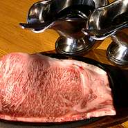 手の温度で溶けてしまうお肉は、口に入れるととろけます。