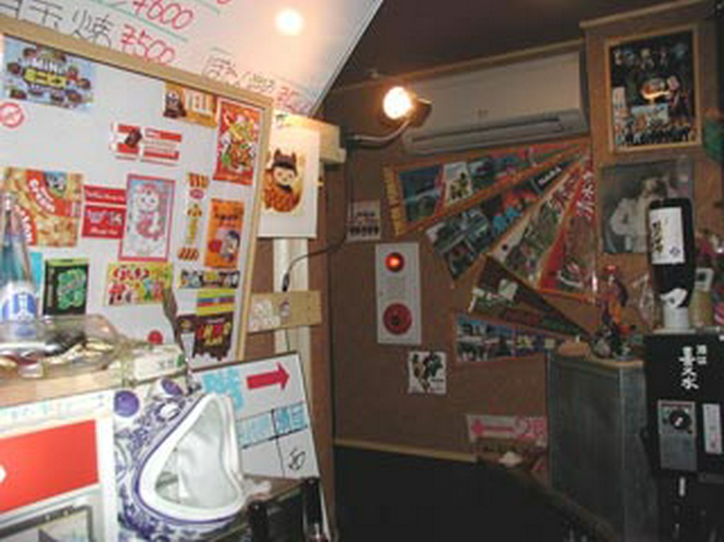 昭和を感じさせるレトロな店内