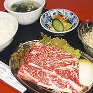 ◎カルビ丼
◎豚丼
◎ジンギスカン丼
どれも500円で召し上がれます！

ボリューム満点なのでランチにおススメです

＜焼き肉定食（700円）＞
こちらもおススメです。（写真参照）



