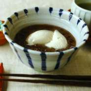 毎朝炊き上げる厳選した北海道産の小豆に姫当豆腐をのせました、他店にないオリジナル豆腐スウィーツです。