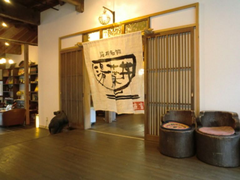 回廊の中ほどに「湯葉丼」の大きなのれん
