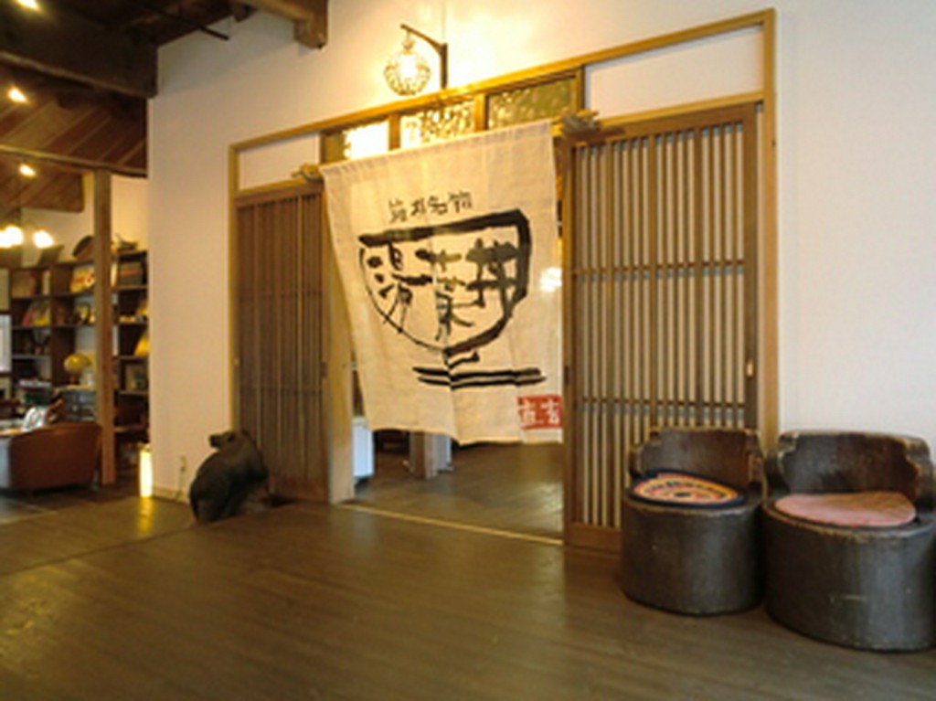 回廊の中ほどに「湯葉丼」の大きなのれん